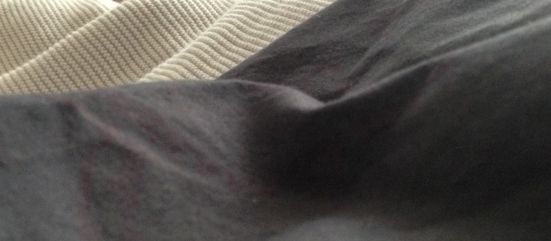 grau gefärbte Bettwäsche - gestrickte Decke