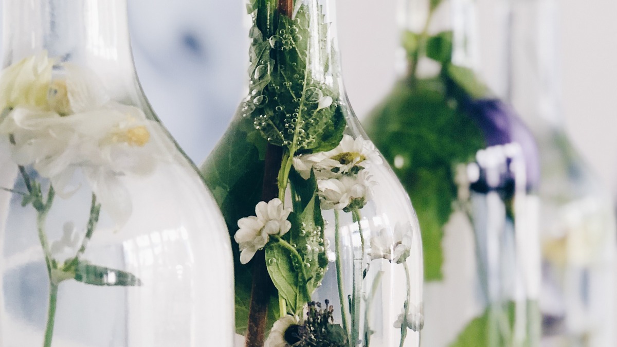 Blumendeko in Glasflaschen
